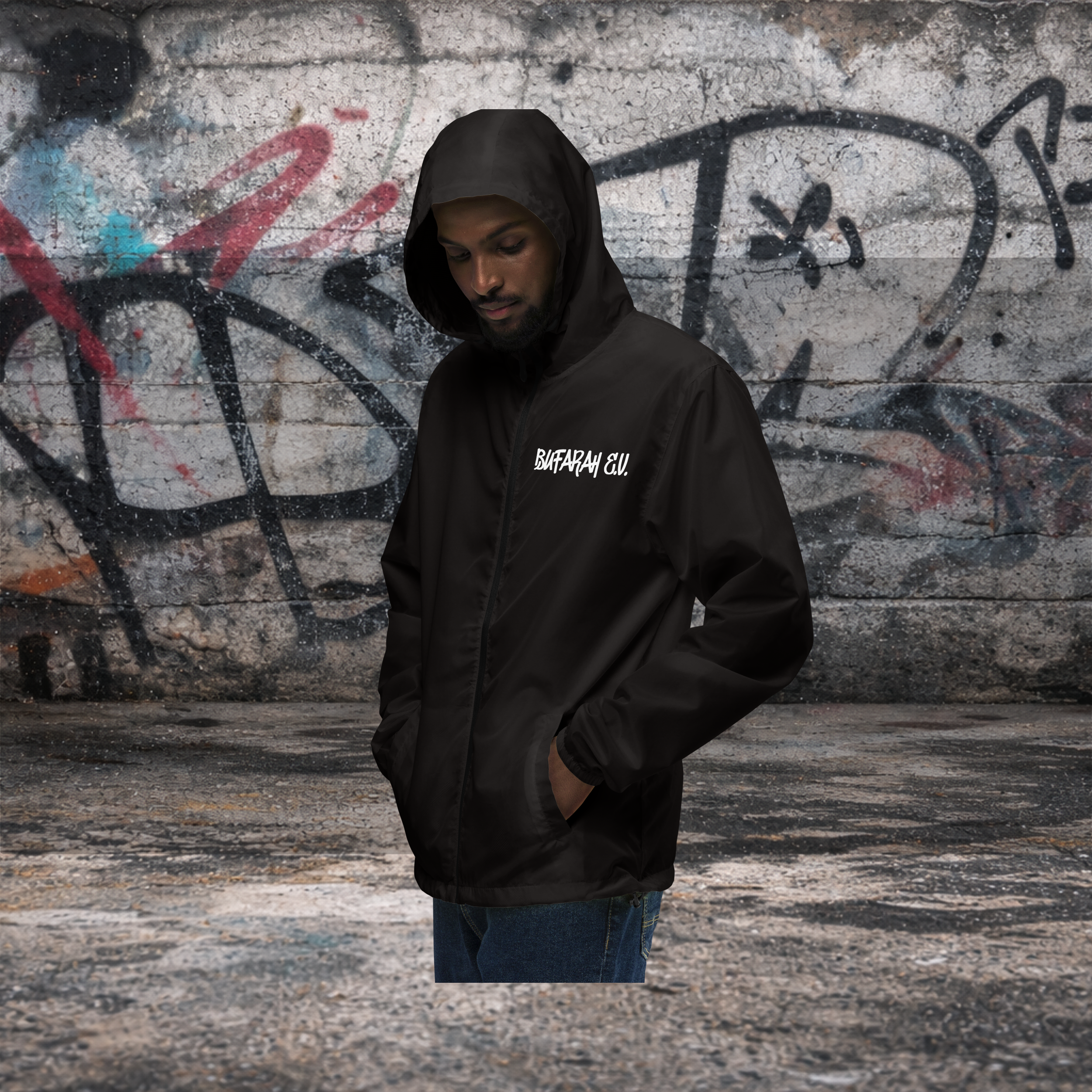 Schwarzer Windbreaker Essentialz - Vorderansicht mit Logo
