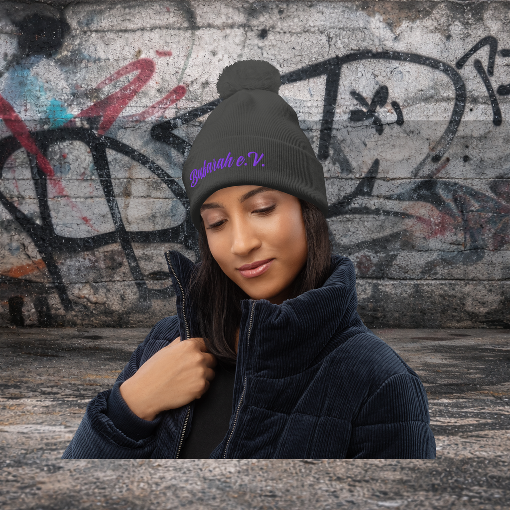 Bommel-Beanie Essentialz - Vorderansicht mit Logo
