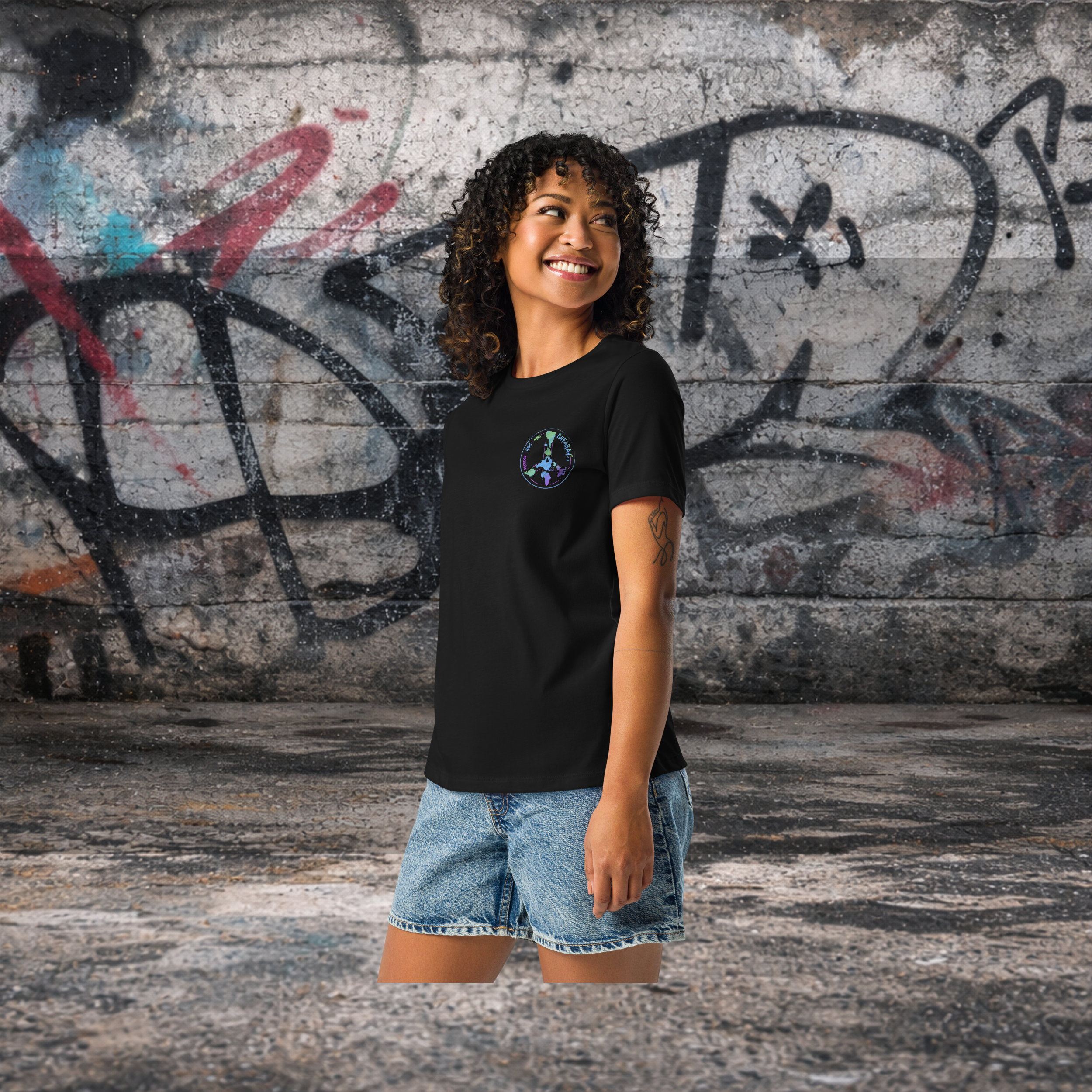 Schwarzes lockeres Damen-T-Shirt Essentialz - Vorderansicht mit Logo

