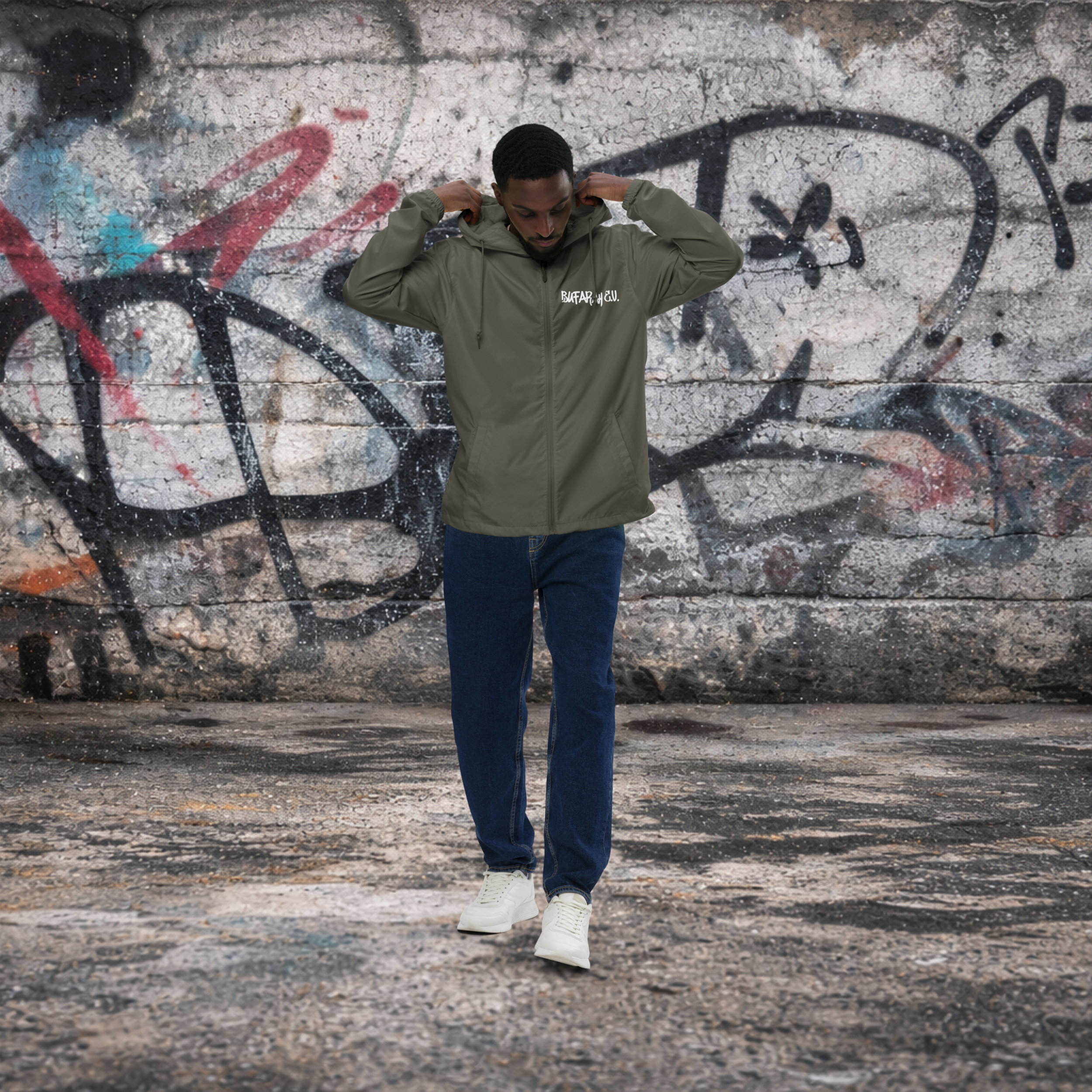 Schwarzer Windbreaker Essentialz - Detailansicht Logo
