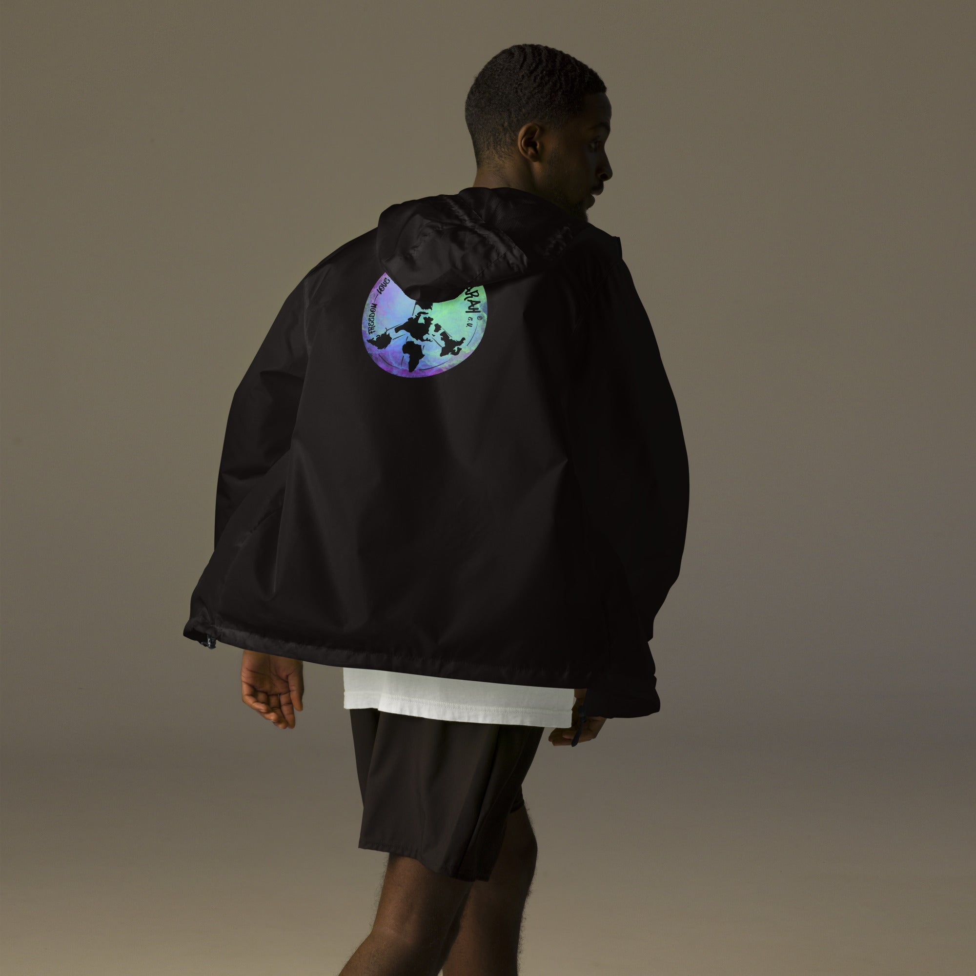 Schwarzer Windbreaker - Rückansicht Produktmockup
